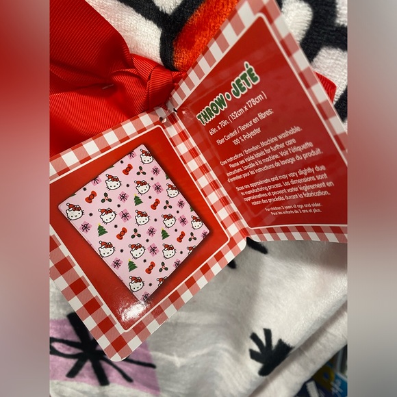 Hello Kitty Christmas present blanket - Picture 2 of 3